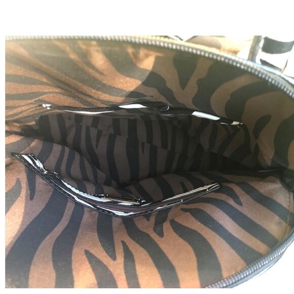 😊3/$30 Hananel Purse Black & White exterior w/Flower, interior tiger print - Picture 9 of 11